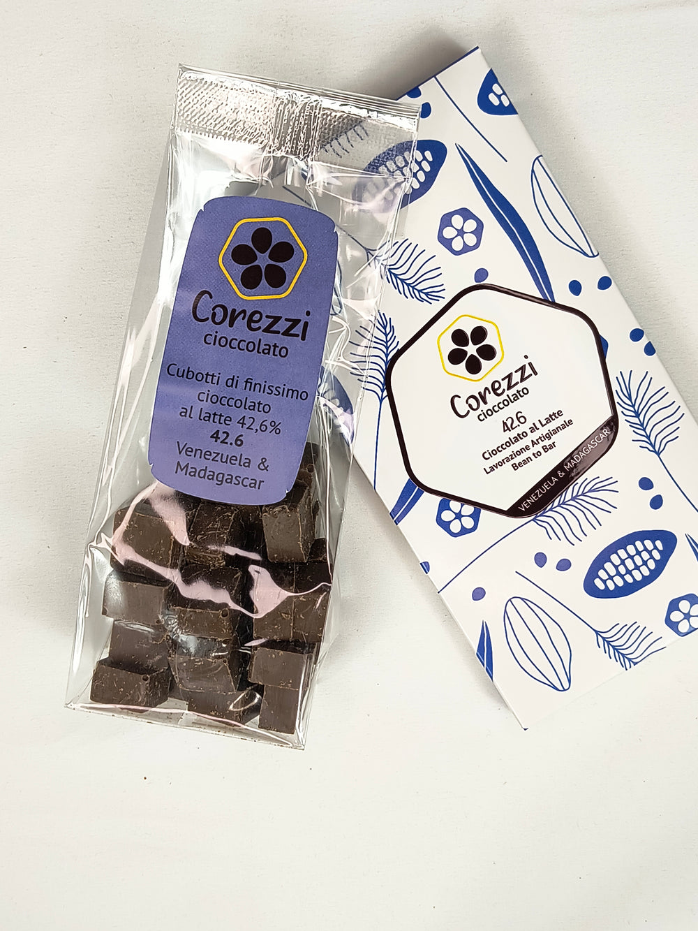 Corezzi Cioccolato – Cioccolato al Latte 42,6% | Bean to Bar
Cioccolato artigianale con cacao pregiato Venezuela & Madagascar. Gusto cremoso e autentico, lavorato con metodo bean-to-bar.

