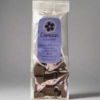 Cubotti di cioccolato al latte 42,6% - Corezzi Cioccolato | Cioccolato artigianale bean-to-bar con cacao pregiato da Venezuela e Madagascar. Deliziosi cubetti di finissimo cioccolato al latte, ideali per degustazione, dolci o snack. Acquista online cioccolato gourmet di alta qualità